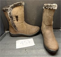 Size 7 brown with furr boots