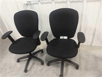 2 BLACK OFFICE CHAIRS WITH ARMS ON CASTORS