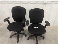 2 BLACK OFFICE CHAIRS WITH ARMS ON CASTORS