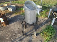 Fish cooker and pot w/strainer