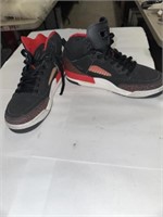 BLACK AND RED JORDAN SHOES SIZE 7Y