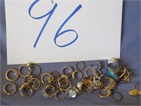 COSTUME JEWELRY LOT (SEE PICS)  RINGS