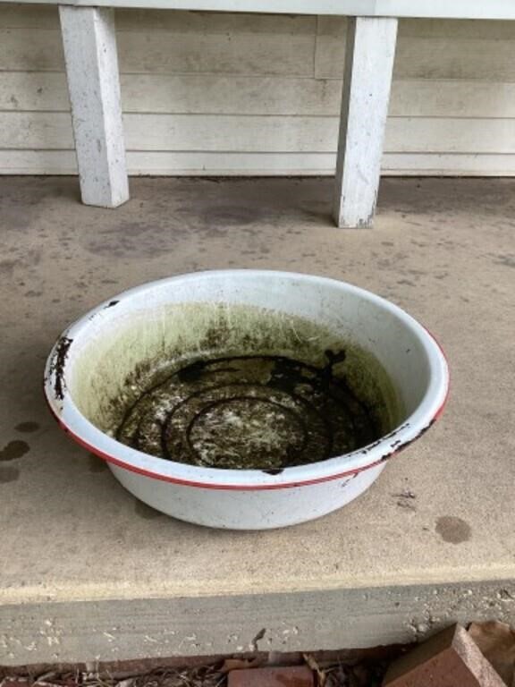 Enamel washed tub