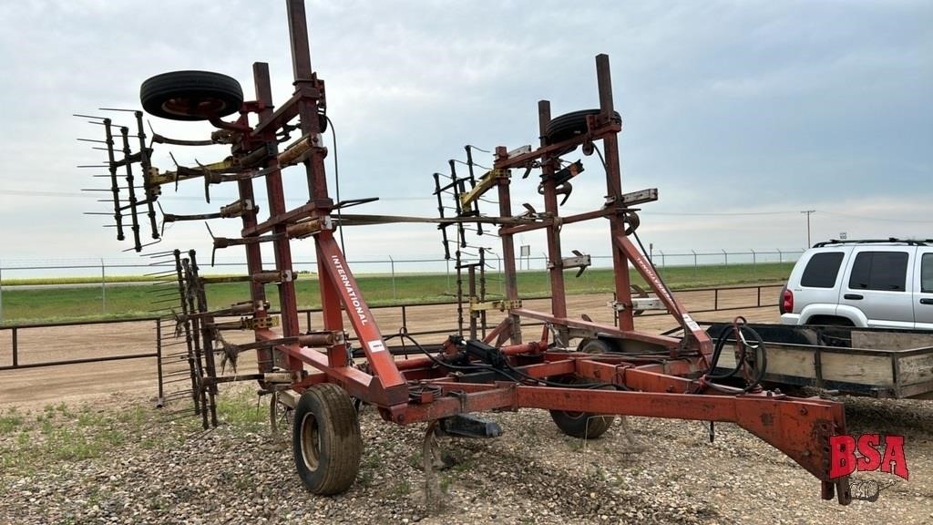 IH Vibrashank 20' Cultivator