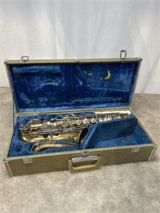Bundy II saxophone with case