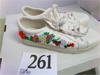 EMBROIDERED STEVE MADDEN SNEAKERS SIZE 8.5