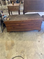 Cedar chest with broken leg/leg included