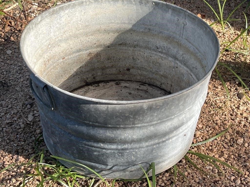 Vintage Galvanized Round Metal Tub / Planter