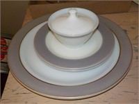 4 New Old Stock Pyrex gray platter, 2 9" plates,