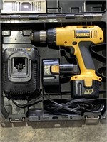 DEWALT 12 V CORDLESS DRILL WITH TWO BATTERIES AND