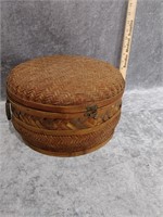 Vtg Woven Round Wicker Basket w/Handles & Latch