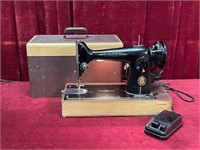 1948 Singer Sewing Machine - Works - Note