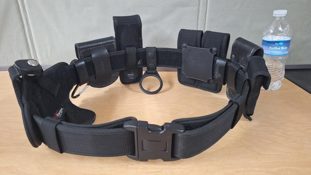 BIANCHI POLICE BELT W/GUN HOLSTER,CASES,ETC.