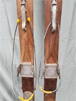 Harvey Dodd wood Skis with Dovre Kabel bindings.