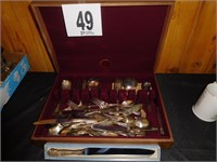 ASSORTMENT OF SILVERPLATE PIECES IN A WOODEN