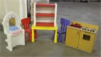 Child Play Table, Approx 23"x30"x19", w/(2) Chairs