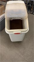 Rubbermaid feed container with lid and wheels and
