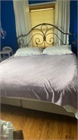 NICE KING KING BED WITH METAL HEADBOARD PILLOWS,