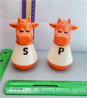 Plastic cow salt & pepper shaker set