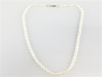 Freshwater ringed pearl necklace with threaded cla