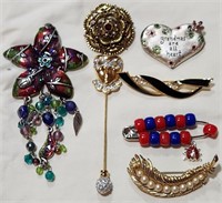 T - LOT OF COSTUME JEWELRY BROOCHES (W5)