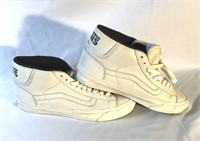 Pair of Vans shoes size 7