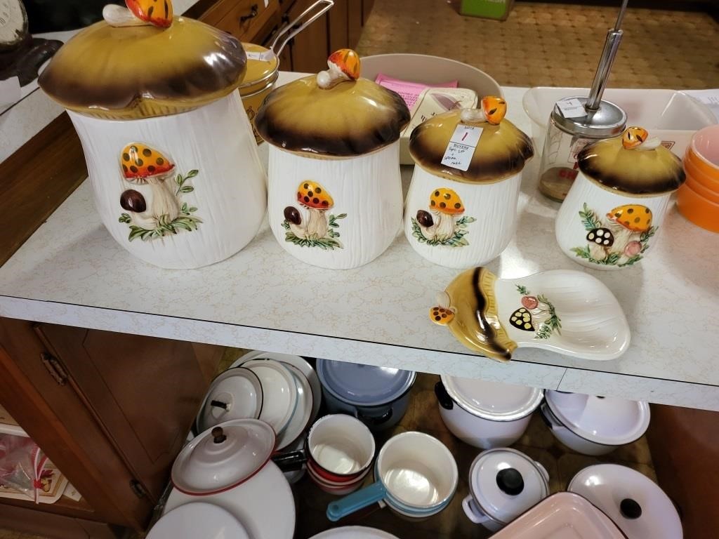 Merry Mushroom Canister set and Spoon rest. 6