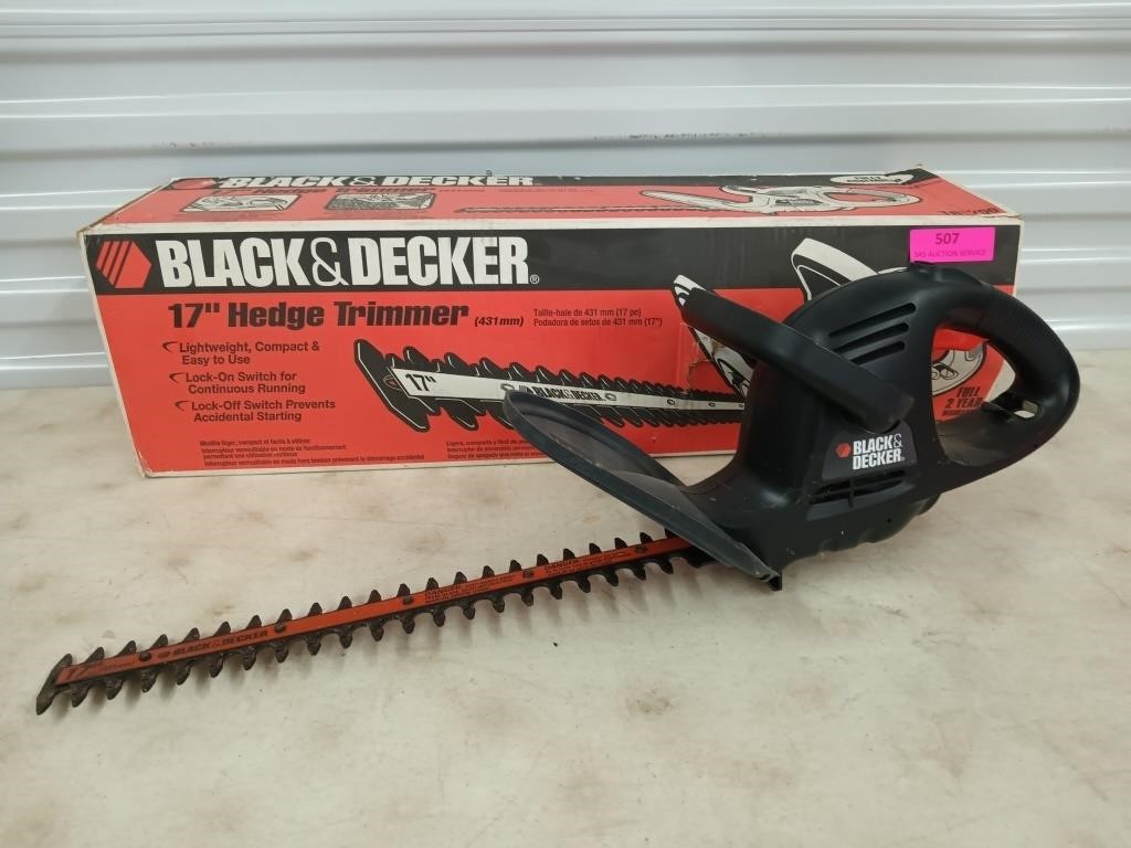 Black & Decker BEHT200 18 Hedge Trimmer, GLS35 Garden Shear, GSH1000 Shear  Extension Handle and LE750 Edger / Trencher - Roller Auctions