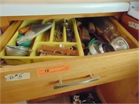 DRAWER 5: UTENSILS AND 5+ KITCHEN KNIVES