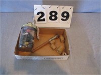 Assorted vintage sewing items