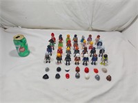 28 figurines de Playmobil  et 14 coiffes