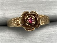 10K Gold Rose Ring w Garnet Centre