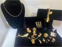 Lots of vintage gold tone jewelry