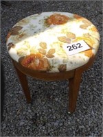 ROUND STOOL ON WHEELS