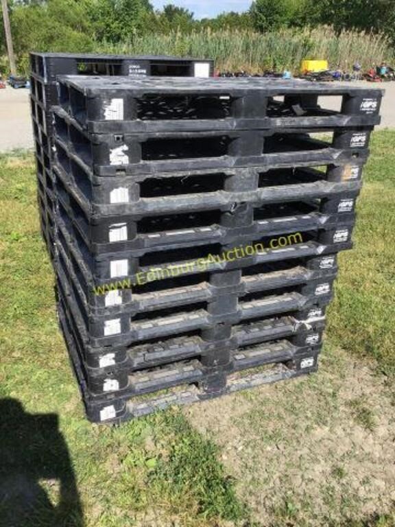 d1 (10) 40x48 heavy duty plastic pallets