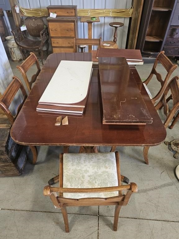 Dinning Room Table, 5 Chairs & Table Protectors