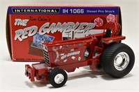 1/16 IH 1066 The Red Gambler Pulling Tractor w Box