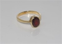 9ct yellow gold and garnet ring