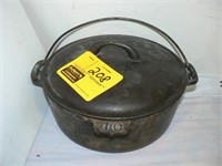 CAST IRON DUTCH OVEN (UNMARKED)