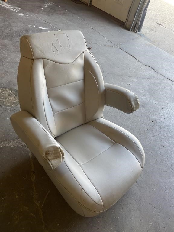 New -Rejected Pontoon Captain seat -Will clean