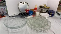Kitchen lot: serving trays, electric kettle, cake