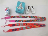 Bracelets artisanaux et souliers anciens de bébé