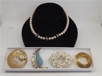 4 VINTAGE BROOCHES AND PEARL NECKLACE