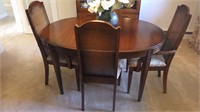 Stunning Dining Table & Chairs