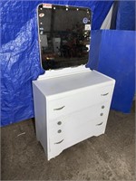 3 drawer dresser comes with a mirror