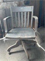 ANTIQUE WOOD ROLLING OFFICE CHAIR