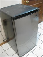 Sanyo 18.5"x 20.5"x 35" Fridge W/Contents Works