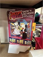 VINTAGE SNOOPY & BELLE SHOW N GO HOUSE W BOX
