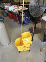 Rubbermaid poly mop bucket with wringer