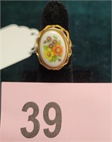 Beautiful Avon Fashion Cameo Floral Ring